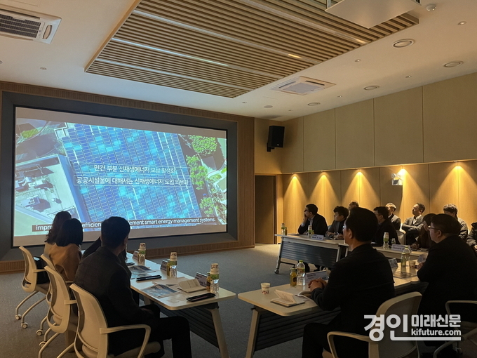 싱가포르 기후변화 대표단이 시흥시 클린에너지센터에서 관계자의 설명을 듣고 있다. <사진=시흥시>
