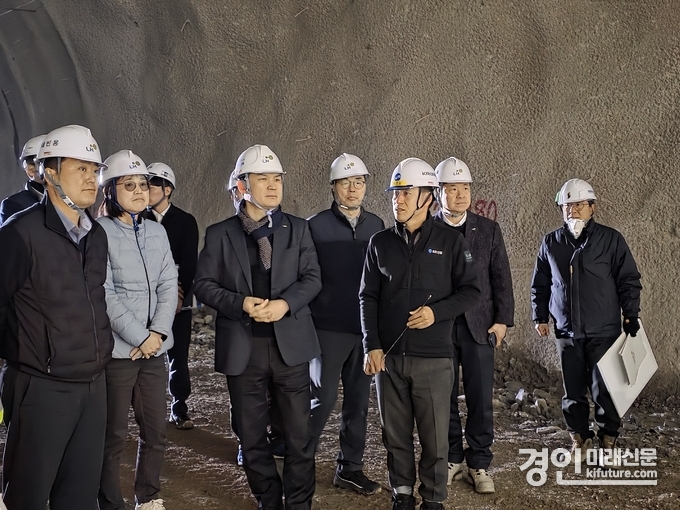 LH 경기남부지역본부 관계자들이 안전점검을 하고 있다. <사진=LH>