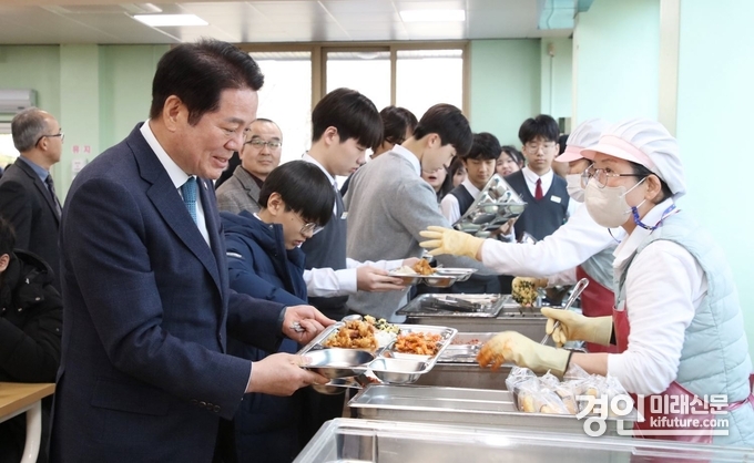 최대호 안양시장이 지난 19일 성문중고등학교에서 학생들과 같이 급식을 배급받고 있다. <사진=안양시>