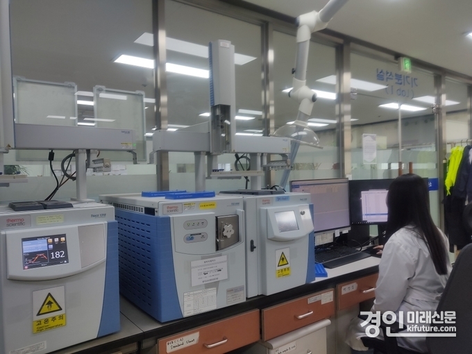 경기도보건환경연구원 관계자가 잔류농약검사를 실시하고 있다. <사진=경기도>