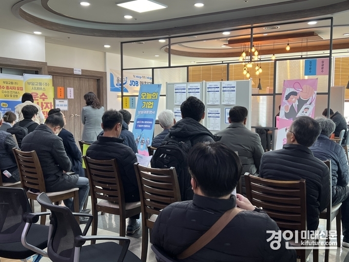 구직자들이 면접을 기다리고 있다. <사진=부천시>