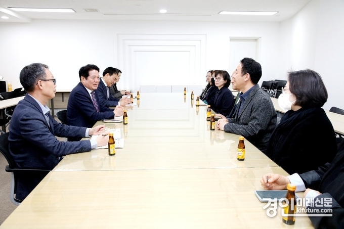 최대호 안양시장(왼쪽 2번째)이 지난 21일 시청 접견실에서 연현마을 주민들과 면담을 하고 있다. <사진=안양시>