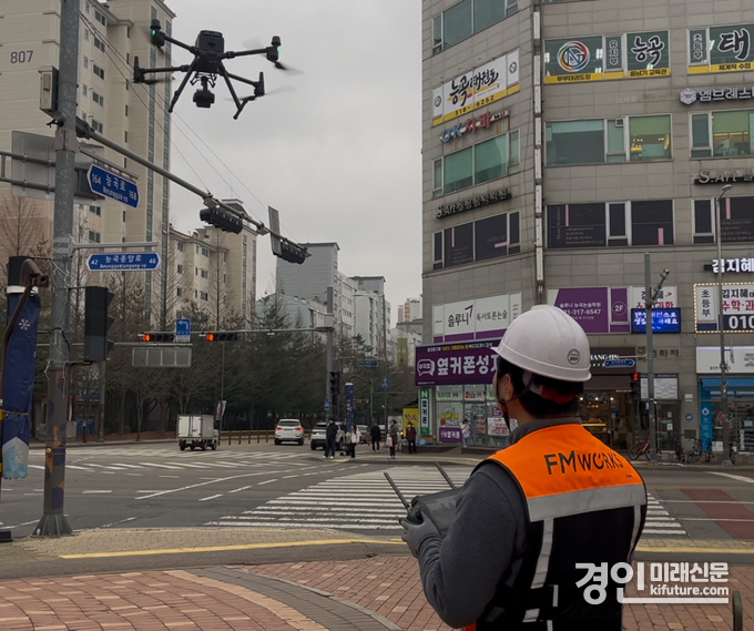 시흥시 관계자가 드론·을 이용해 옥외광고물 안전점검을 실증하고 있다. <사진=시흥시>