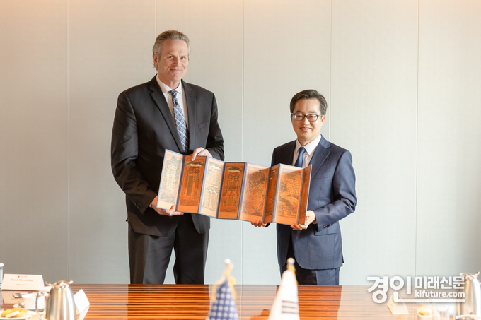 김동연 경기도지사(오른쪽)가 마이크 던리비(Mike Dunleavy) 미국 알래스카 주지사에게 기념품을 전달하고 있다. <사진=경기도>