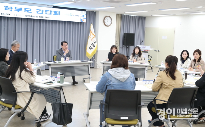 정명근 화성특례시장(가운데)이 26일 학부모 간담회에 참석해 발언하고 있다. <사진=화성시>