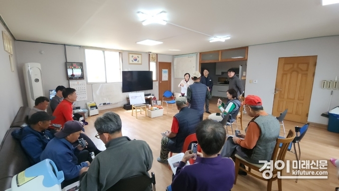 양평군이 친환경 다회용기 세척시설 건립을 위한 주민설명회를 개최하고 있다. <사진=양평군>