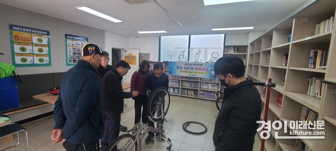 부천시민들이 자전거 정비교육을 받고 있다. <사진=부천시>