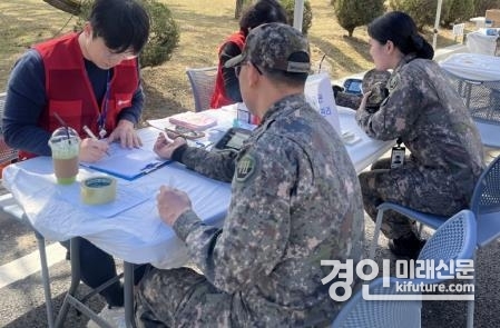 이천시가 군인들을 대상으로 건강증진 캠페인을 실시하고 있다. <사진=이천시>