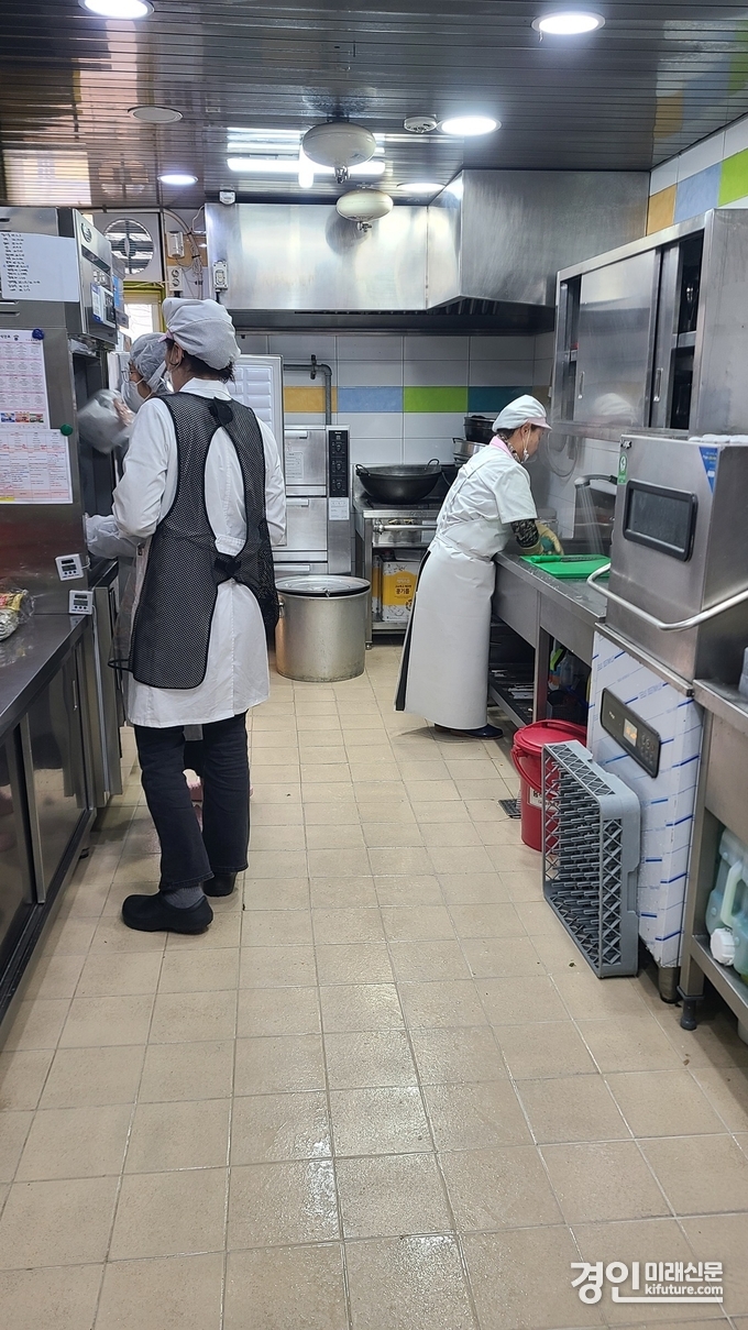 오산시 관계자가 식중독 예방을 위해 학교 및 유치원 합동점검을 실시하고 있다. <사진=오산시>