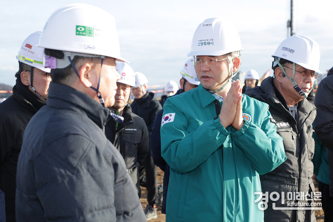 이동환 고양시장(가운데)이 안전관리자문단과 건설현장을 점검하고 있다. <사진=고양시>