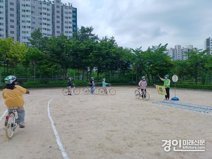 안산시가 초·중학생을 대상으로 자전거 안전교육 ‘꿈나무 방문교육장’을 운영하고 있다. <사진=안산시>