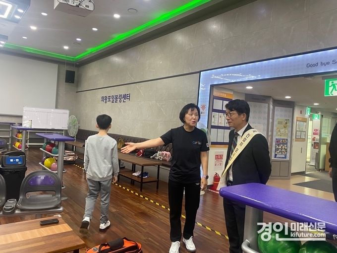 노성화 의왕도시공사 사장(오른쪽)이 현장직원과 소통을 하고 있다. <사진=의왕시>