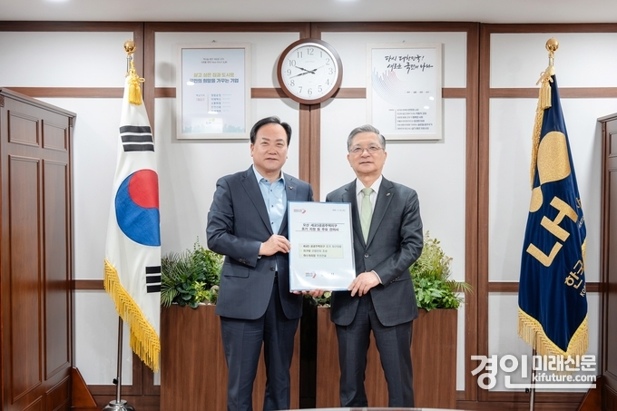 이권재 오산시장(왼쪽)이 이한준 LH 사장에게 오산 세교3 공공주택지구 조기 지구지정를 건의하고 있다. <사진=오산시>