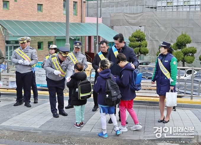 인천 미추홀구가 교통안전 캠페인을 실시하고 있다. <사진=미추홀구>