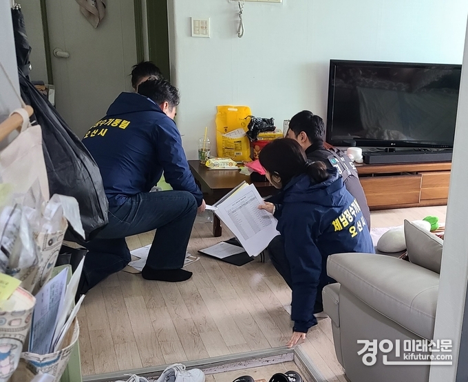 오산시 관계자들이 고액 체납자 가택수색 및 동산 압류를 단행하고 있다. <사진=오산시>