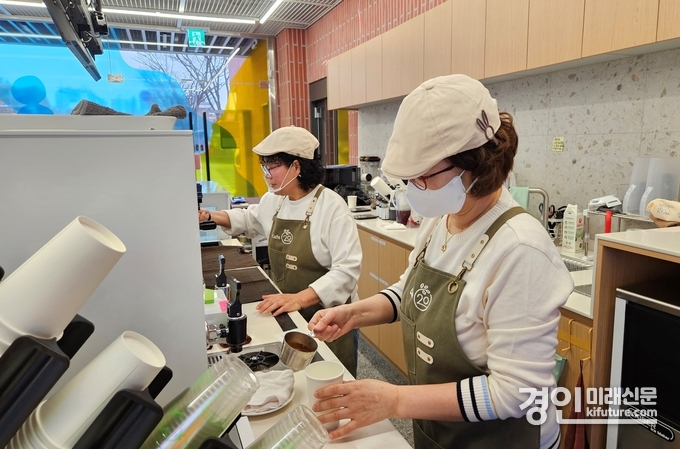 시청 정만 안내실에 문을 연 '카페(CAFE)-20 시청정문점'에서 어르신들이 커피를 내리고 있다. <사진=광명시> 