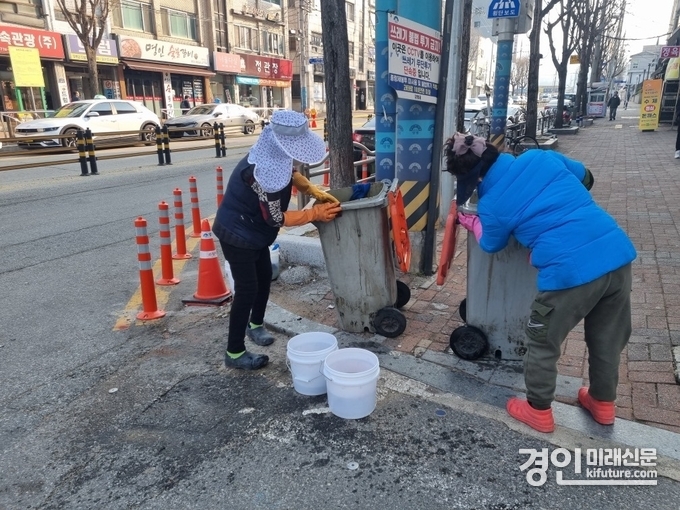 양평군 관계자들이 음식물수거용기를 세척하고 있다. <사진=양평군>