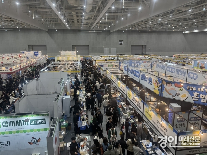 관람객들이 수원 메가쇼를 둘러보고 있다. <사진=수원컨벤션센터>