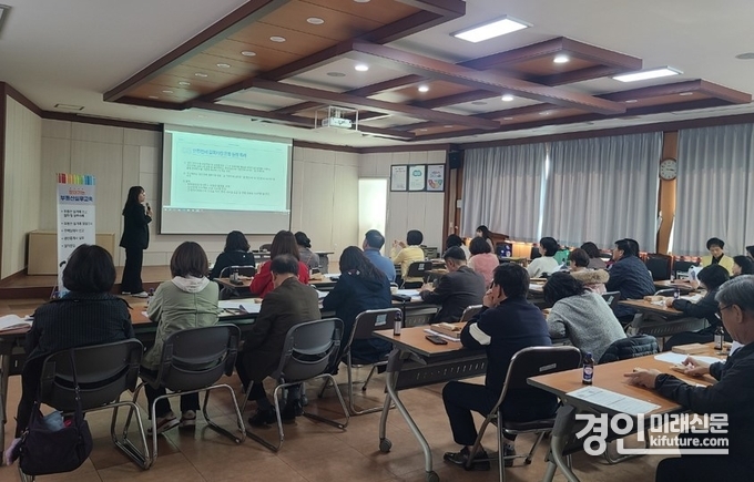 이천시가 ‘읍면동으로 찾아가는 부동산 실무’ 교육을 개최하고 있다. <사진=이천시>