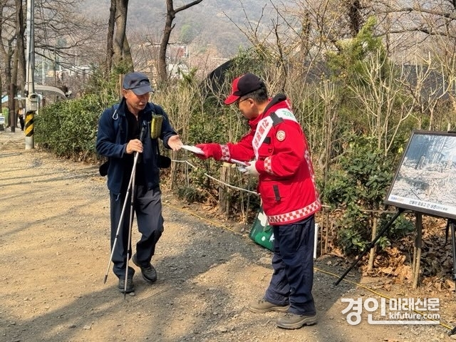 안양시 동안구 관계자가 산불예방 안내문을 등산객에세 배부하고 있다. <사진=안양시>