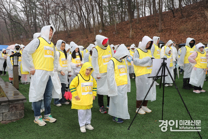 제10회 성남 WITH 걷기대회 참석자들이 걷기 전 준비운동을 하고 있다. <사진=성남시>