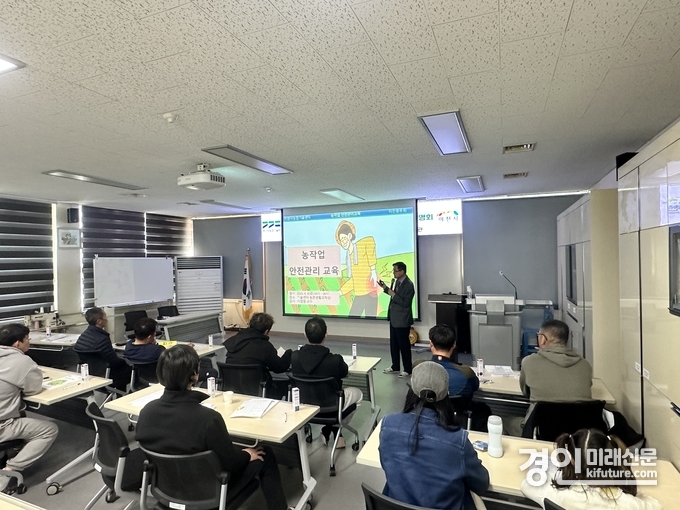 이천시가 2025년 농작업 안전편이장비 보급 시범사업 설명회를 개최하고 있다. <사진=인천시>