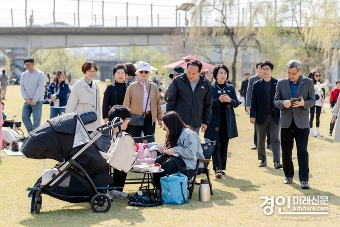 오산시가 2025 공연이 있는 날 ‘벚꽃잇데이’를 개최하고 있다. <사진=오산시>