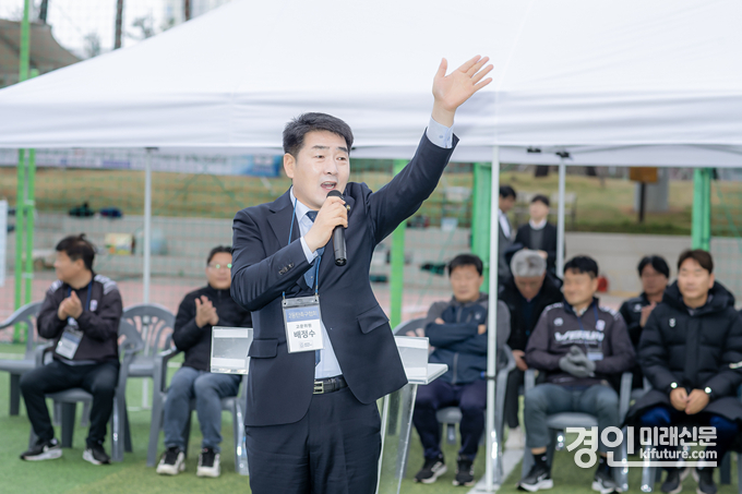배정수 화성시의회 의장이 ‘제2회 동탄2축구협회장기 축구대회’에서 인사말을 하고 있다. <사진=화성시의회>