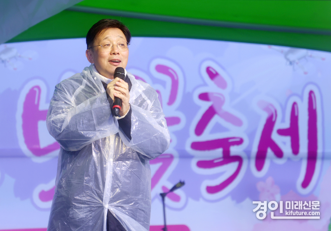 안광림 성남시의회 부의장이 제1회 도촌 봄맞이 벚꽃축제에서 인사말을 하고 있다. <사진=성남시의회>