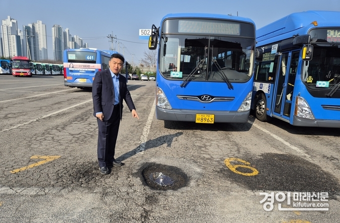 한채훈 의왕시의원이 월암공영차고지의 부실한 관리 상태를 지적하고 있다. <사진=의왕시의회>