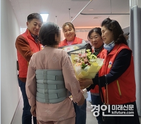 튼튼병원 및 오산시푸른봉사회가 저소득 독거노인 무료수술을 지원하고 있다. <사진=오산시>