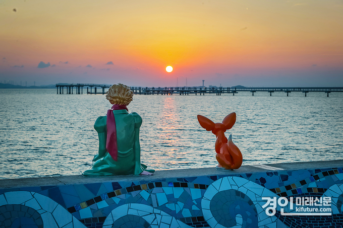 시흥시 거북섬 일몰스폿, 어린왕자가 여우와 함께 일몰을 바라보고 있다. <사진=시흥시>