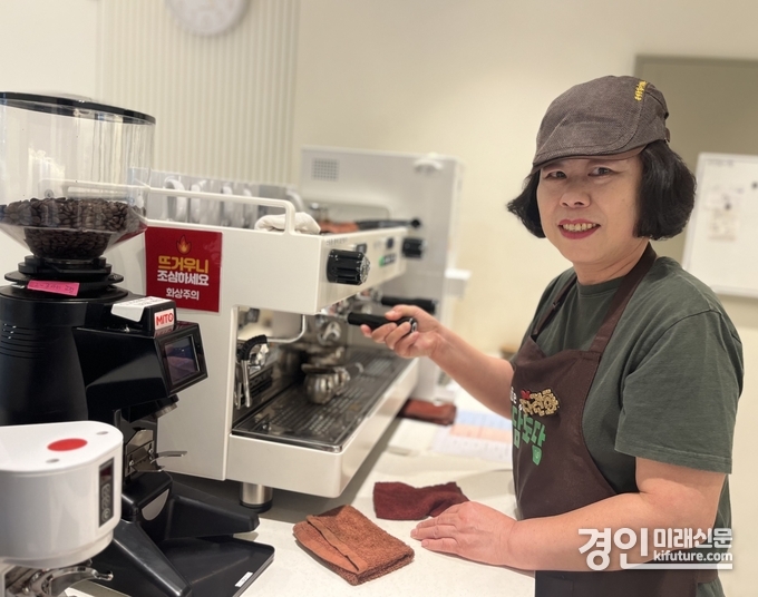 직업교육을 수료한 수강생이 바리스타로 일하고 있다. <사진=광명시> 