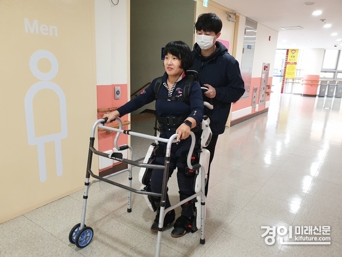 화성시동탄아르딤복지관에서 로봇을 활용해 재활을 하고 있다. <사진=화성시>