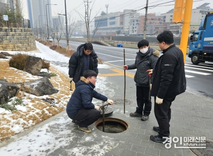 광명시 관계자들이 상수도관망을 살펴보고 있다. <사진=광명시>