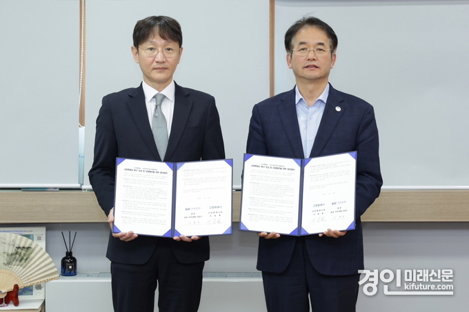 이동환 고양시장(오른쪽)이 고양특례시 특구 조성 및 상생발전을 위한 업무협약을 체결하고 기념촬영을 하고 있다. <사진=고양시>