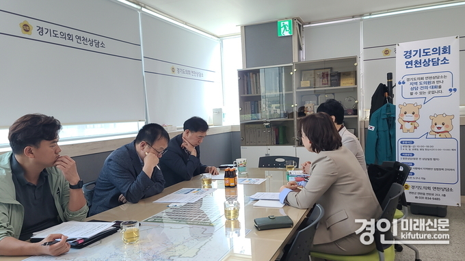 윤종영 경기도의원이 연천군 ASF 영업손실 보상 대응 위해 긴급회의를 개최하고 있다. <사진=경기도의회>