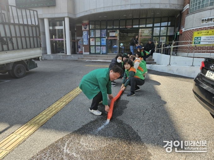 인천 연수구가 민·관 합동 양수기 가동 훈련을 실시하고 있다. <사진=연수구>