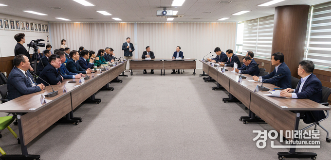 안산시의회 의원들이 2일 시의회를 찾은 몽골 더르너드주 대표단과 간담회를 열고 있다. <사진=안산시의회>