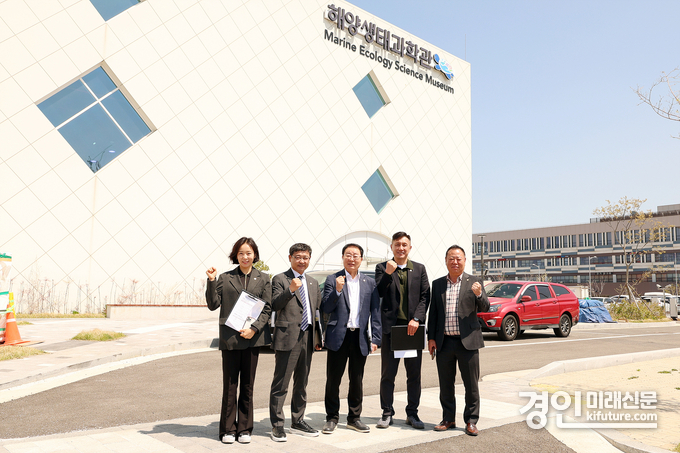시흥시의회 도시환경위원회가 해양생태과학관을 방문하고 기념촬영을 하고 있다. <사진=시흥시의회>