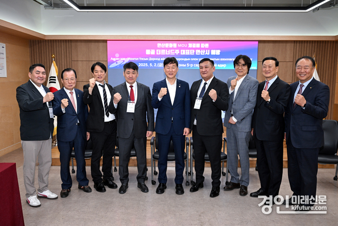 이민근 안산시장(가운데)이 몽골 더르너드주 대표단과 간담회를 갖고 기념촬영을 하고 있다. <사진=안산시>