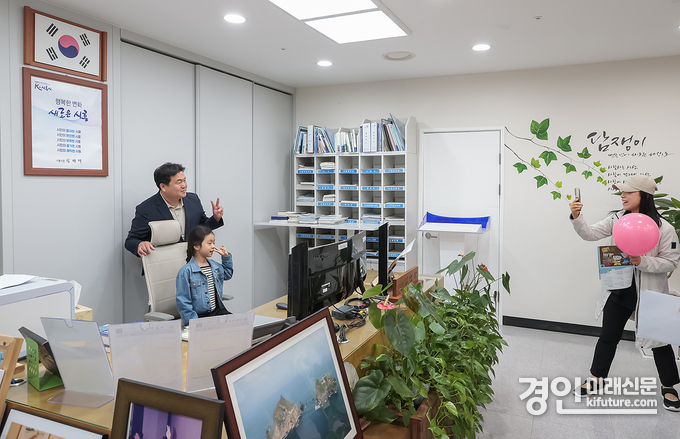 임병택 시흥시장이 시장실에서 일일시장 체험을 해보는 어린이와 기념촬영을 하고 있다. <사진=시흥시>