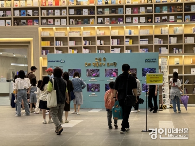 배곧도서관에서 진행되는 '도심 속 민물고기 이동도서관' 특별전시 모습. <사진=시흥시>