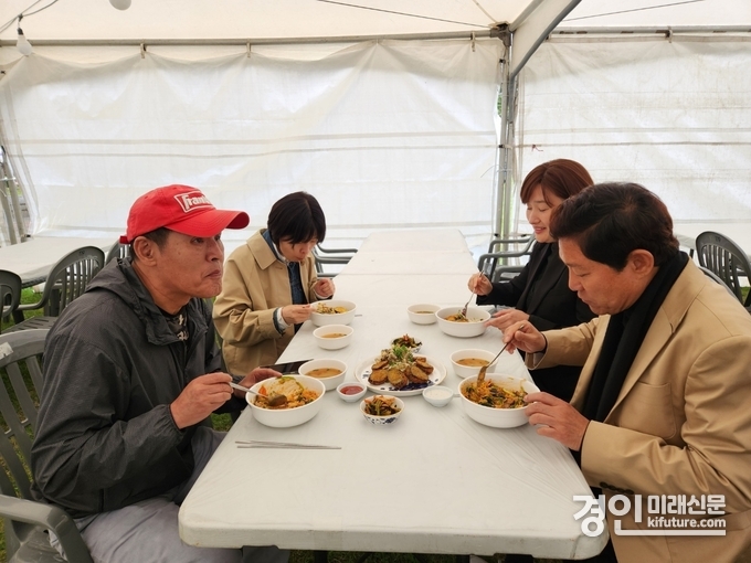 제37회 여주도자기축제에 방문한 관광객들이 여주의 음식을 맛보고 있다. <사진=여주시>