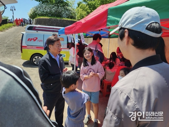 신상진 성남시장(왼쪽)이 제103회 어린이날을 맞아 분당구 율동공원 호수에서 개최된 해병대 고무보트 승선 체험 행사에 참석해 시민들과 대화를 나누고 있다. <사진=성남시>