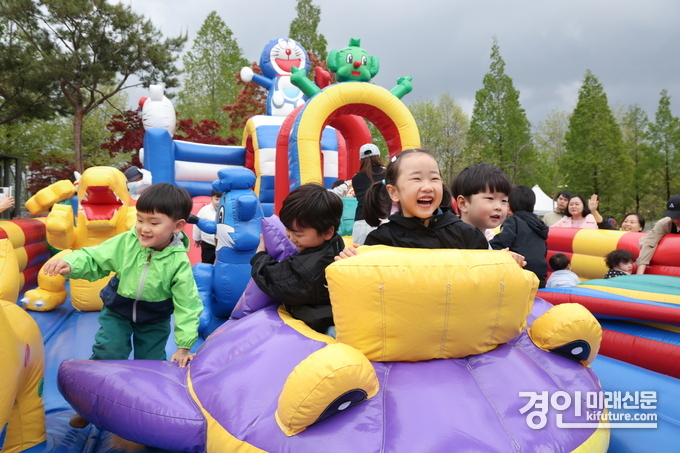어린이들이 2025 의왕어린이철도축제에서 즐거운 시간을 보내고 있다. <사진=의왕시>