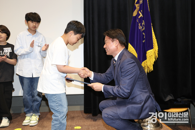 지난 1일 부천시청에서 열린 ‘2025년 제103회 어린이날 기념식’에서 조용익 부천시장(오른쪽)이 심폐소생술로 어머니를 살린 부원초 정태운 군에게 모범어린이 표창장을 수여하고 있다. <사진=부천시>