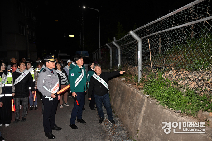 땟골마을 외국인순찰대가 합동 순찰을 실시하고 있다. <사진=안산시>