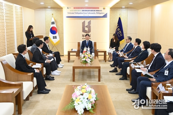 조용익 부천시장(가운데)이 발렌수엘라시 방문단과 면담을 하고 있다. <사진=부천시>