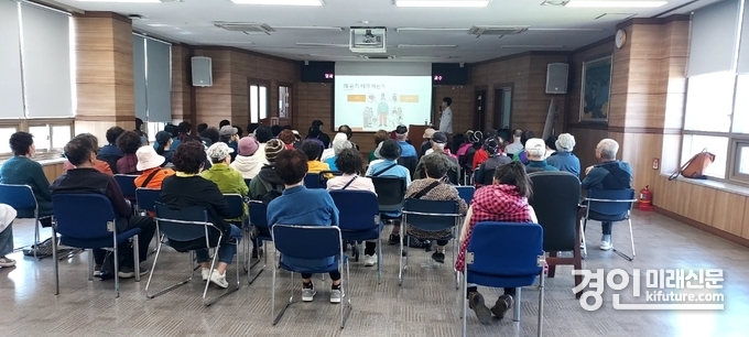 인천 남동구가 만성질환에서의 생활 습관 관리에 관한 주제로 강좌를 개최하고 있다. <사진=남동구>